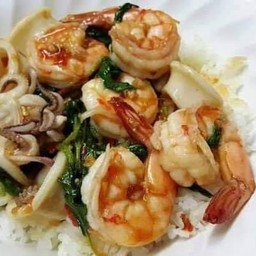 ร้านกระเพราพลอยจี๊ดจ๊าด
