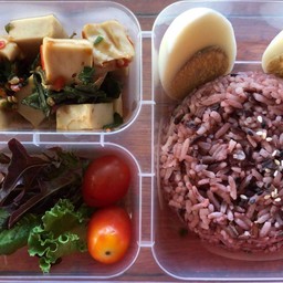 ข้าวกะเพราเต้าหู้ญี่ปุ่น + ไข่ต้ม