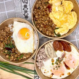 ข้าวไข่ข้น .ไข่กะทะ & กระเพราพริกแห้ง by รอบีน่า ฮาลาลฟู๊ด