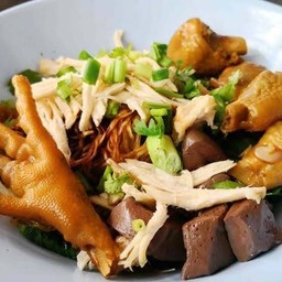 ใบตอง ก๋วยเตี๋ยวไก่มะระ อ้อมใหญ่