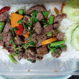 ข้าวผ้ดกระเพราเนื้อ