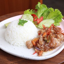 ข้าวราดหมูสามชั้นผัดกะปิ