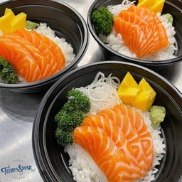 ข้าวหน้าปลาแซลมอนดิบ เสิร์ฟพร้อมซุปมิโสะ