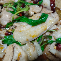 หมูสามชั้นสไลด์เกรดเอติดหนังผัดกะเพรา (กับข้าว)
