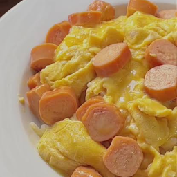 ข้าวไข่ขยี้ไส้กรอก