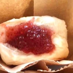 ขนมปังแยมสตรอว์เบอร์รี