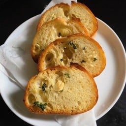 GARLIC BREAD ขนมปังกระเทียม