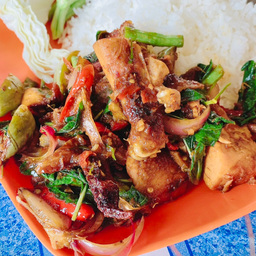 ผัดพริกแกงไก่ย่างราดข้าว