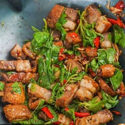 กระเพราหมูกรอบเป็นกับข้าว