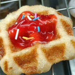 Waffle Hug (วอฟเฟิล ฮัก ) By คุณเล็ก ตลาดน้ำคลองลัดมะยม