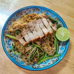 เส้นหมี่ผักกระเฉดหมูกรอบ