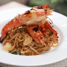 Spaghetti fried prawn with garlic and pepper สปาเก็ตตี้กุ้งกระเทียมพริกไทย