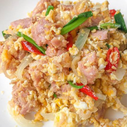 ข้าวไข่ขยี้แหนม