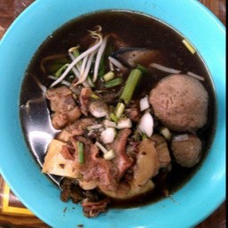 ก๋วยเตี๋ยวลูกชิ้นเนื้อสด