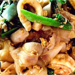 เส้นใหญ่ผัดซีอิ้วทะเล