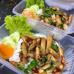 กะเพราปู ราดข้าว
