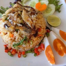 ข้าวผัดพริกสด ชะอม ปลาทู  ไข่เค็ม
