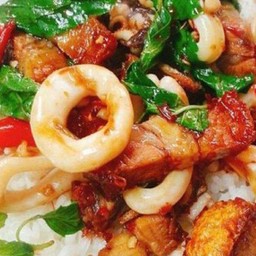 ข้าวกะเพราหมูกรอบ+รวมอย่างอื่นด้วย