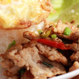 ข้าวหมูเนื้อแดง คั่วพริกเกลือ