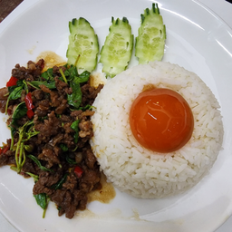 กระเพราเนื้อราดข้าว