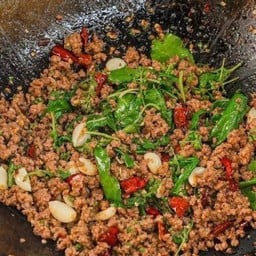 ข้าวกะเพราพริกแห้งโคขุนบด เกรดพรีเมี่ยม