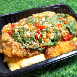 ข้าวไข่ข้นกระเพราไก่กรอบ