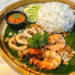 ข้าวทะเลกระเทียมพริกไทย (หมึกกุ้ง) (น้ำจิ้มซีฟู้ด)