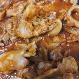 ข้าวหมูสามชั้นผัดซ๊อสโคชูจัง