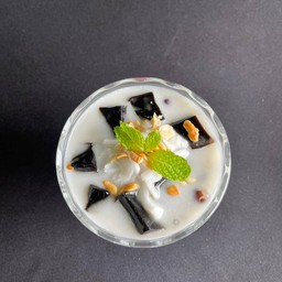 เฉาก๊วยมะพร้าวอ่อน Grass Jelly with Young Coconut