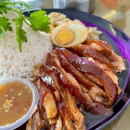 ข้าวขาหมูพะโล้ อาหารรอบเช้าและดึก ปทุมธานี