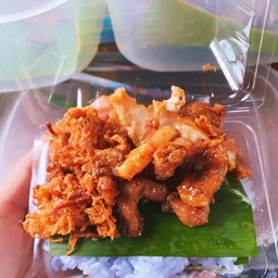 ข้าวเหนียวอัญชันห่อหมูสารภี รถสามล้อสีน้ำเงิน(หน้า 7-11ตลาดแลงยางเนิ้ง)