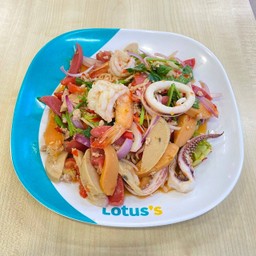 ยำมาม่า พิเศษมีกุ้ง  ไส้กรอก หมูยอ หมูสับ  ร้านส้มตำเจ๊ติ๊ก