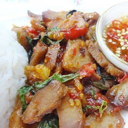 ข้าวคอหมูย่างผัดกระเพรา