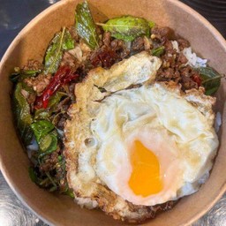 ข้าวกะเพราพริกแห้งโคขุนบด เกรดพรีเมี่ยม ไข่ดาว