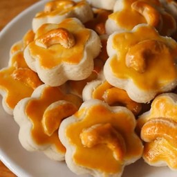 คุกกี้สิงคโปร์ มีส่วนผสมจากเม็ดมะม่วงสับ และอัลมอนด์บด