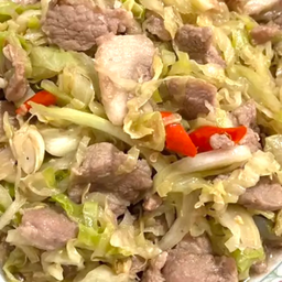 ข้าว ผัดกะหล่ำปลีหมูชิ้น