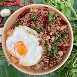 ข้าวกะเพราพริกแห้งหมูสับไข่ดาว