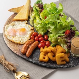 ชุดอาหารเช้าไข่ดาว Breakfast set with sunny-side up egg