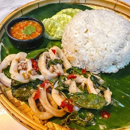 ข้าวกระเพราหมึก (น้ำจิ้มซีฟู้ด)