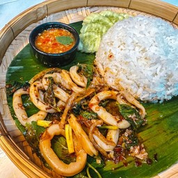 ข้าวหมึกผัดพริกเผา (น้ำจิ้มซีฟู้ด)