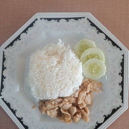 ไก่กระเทียมราดข้าว