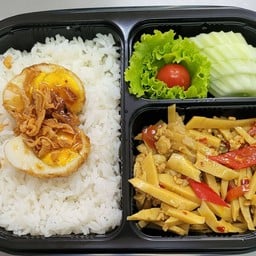 E-112 ข้าวหน่อไม้ผัดหมูสับพริกตำ + อาหาร 1อย่าง(ตามตัวเลือก)