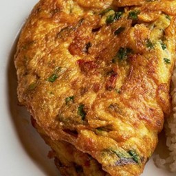 ไข่เจียวทรงเครื่อง (กับข้าว)          Thai style omelet with assorted veggies