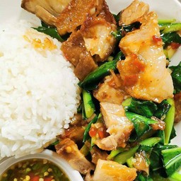 ข้าวคะน้าหมูกรอบ
