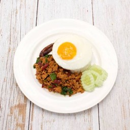 ข้าวกะเพราคั่วพริกแห้งไข่ดาว          Rice with stir-fried plant-based meat, basil, dried chili with