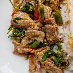 ข้าวราดกระเพราเนื้อ