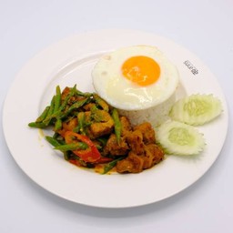 ข้าวพริกแกงสามกรอบไข่ดาว          Rice with stired fried plant-based meat with chili paste and fried