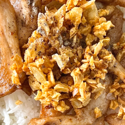 ข้าวไก่ชิ้นทอดกระเทียมราดข้าว