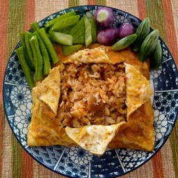 ข้าวคลุกน้ำพริกตาแดงห่อไข่