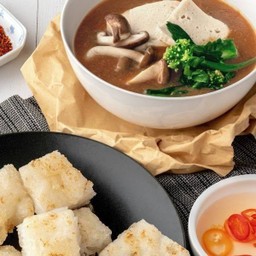 ราดหน้าคะน้าฮ่องกง          Chinese gravy soup served with fried noodles plant-based meat, tofu and